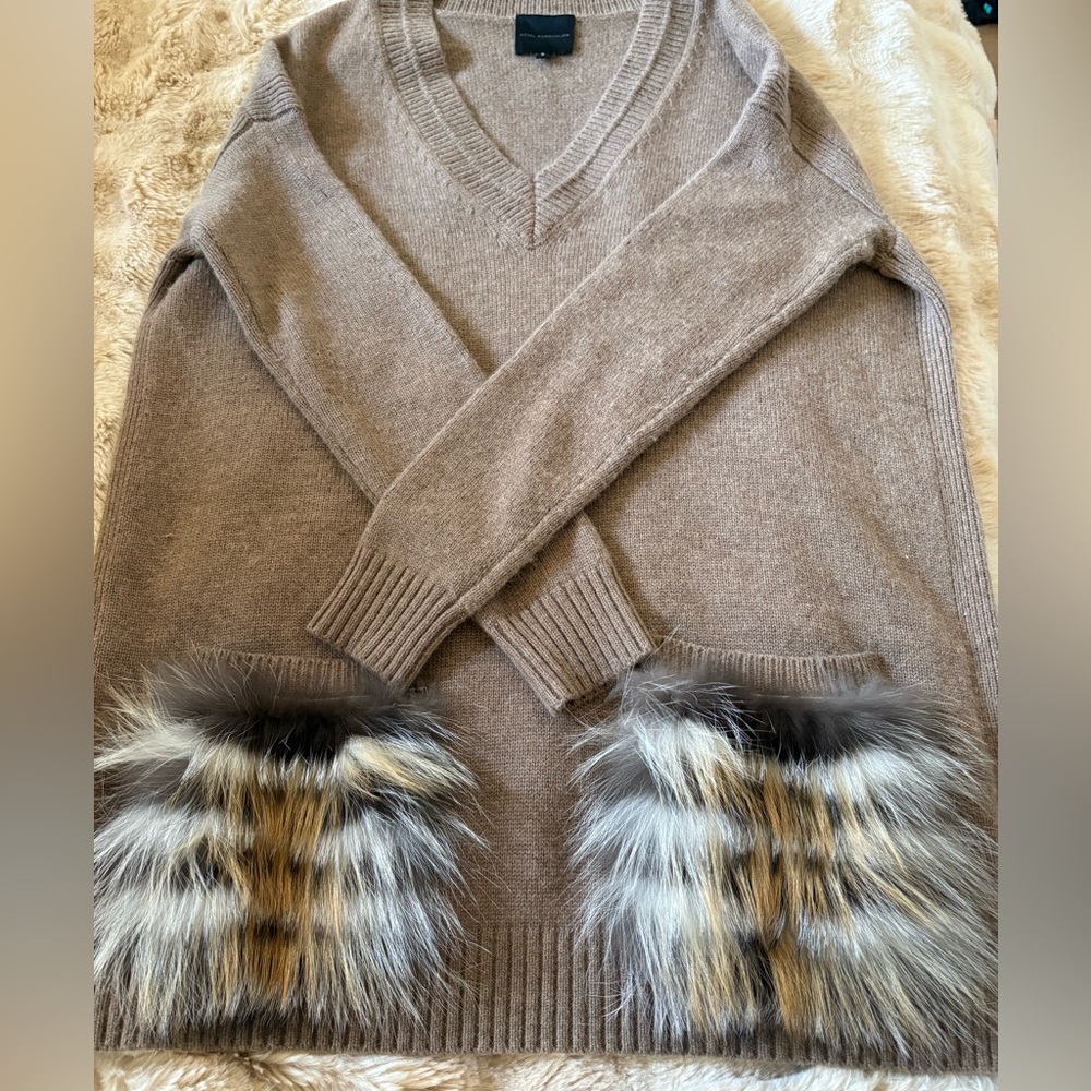 Chic V-Neck cashmere Sweater with Real Fox Trim